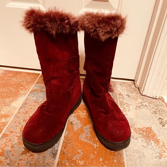 👢Beautiful Fur Top, Fur Lined Burgundy Slip On Boots! - Picture 2 of 13